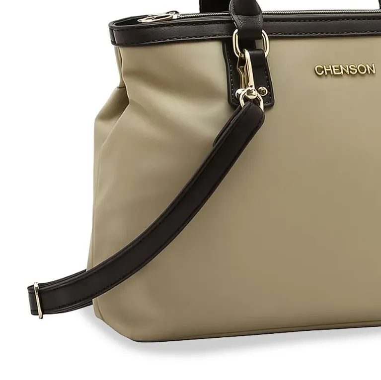 Close-up da bolsa Chenson natural com alça transversal removível e logo dourado